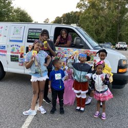 My Favorite Ice Cream Truck - Myfavoriteicecreamtruck and children from birthday party in Rhodes Jordan park