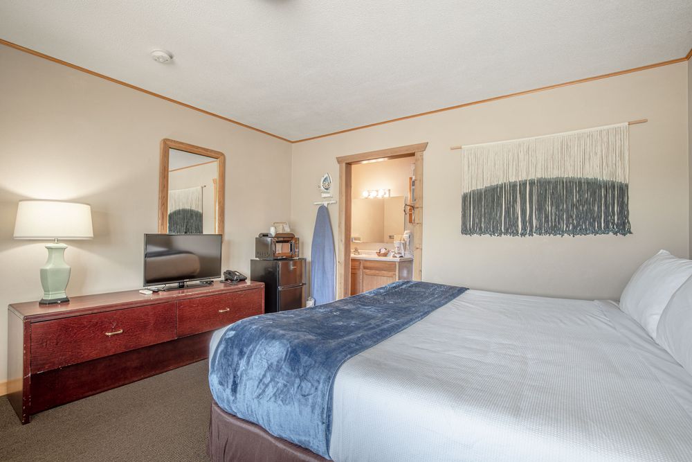 THE BLANC CHALET Updated June 2024 36 Photos 1200 WI69, New Glarus, Wisconsin Hotels