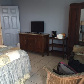 Bodega Harbor Inn - Room 7 - King size bed, shower only. - Hotels Near Me - Bodega Bay, California