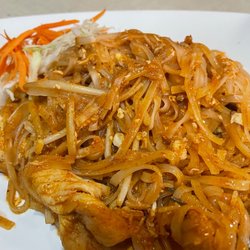Napasorn Thai Restaurant - Chicken pad Thai