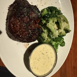 FILET MIGNON WITH BEARNAISE and broccoli
