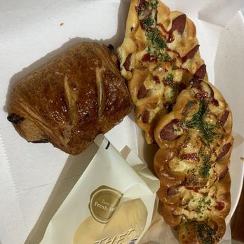 Tous Les Jours - Custard Bun, Foliage Sausage Bread, Pain Au Chocolat - Bakeries Near Me - Natick, Massachusetts