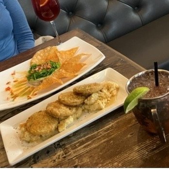 Blackwall Hitch - Fried green tomatoes with hot honey sauce and grits, ahi tuna, and two seasonal drinks - New American Near Me - Baltimore, Maryland