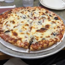 Great Oak Pizza - Black olive topped cheese pizza