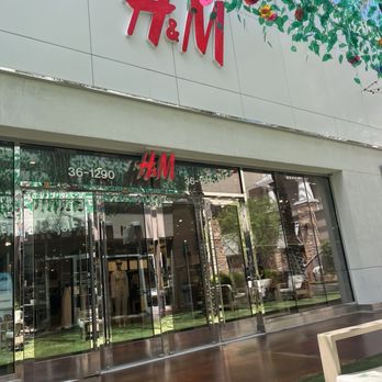 H&M - Front - Women's Clothing Near Me - Phoenix, Arizona
