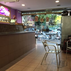 Adentro tiene aire acondicionado