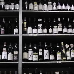 Vinicola Rotondi - Particolare dello scaffale vini