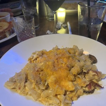 Yard House - mac and cheese and black orchid cocktail - Bars Near Me - Long Beach, California