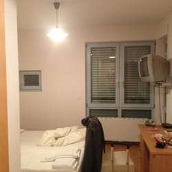 Hotel Am Klinikum - Schlafbereich von der Türe aus