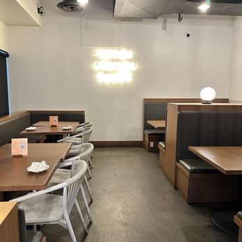 ZUBU - Downtown - modern, minimalist design with a mix of booth and table seating - Ramen Near Me - Vancouver, British Columbia ZUBU - Downtown - modern, minimalist design with a mix of booth and table seating - Ramen Near Me - Vancouver, British Columbia