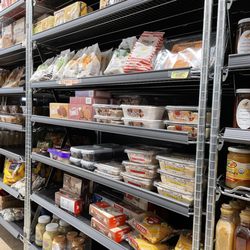 Dean's Produce - Organized shelves