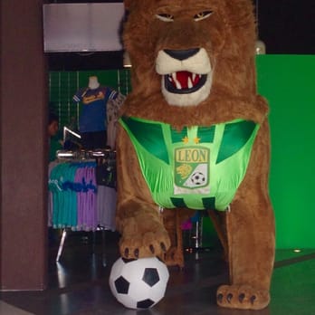 La Guarida - El León que cuida la entrada de La Guarida. - Sports Wear Near Me - León, GUA