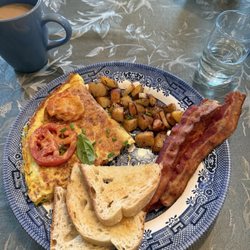 Hanna House Bed and Breakfast - Omelet, Italian toast, bacon & home fries - 10/10!!!