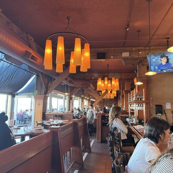Elliott's Oyster House - Inside the bar. - Seafood Near Me - Seattle, Washington Elliott's Oyster House - Inside the bar. - Seafood Near Me - Seattle, Washington