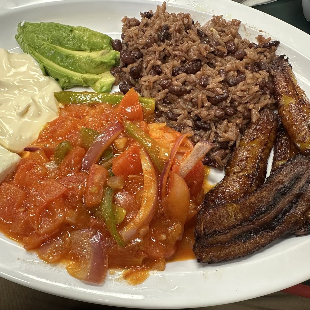 El sazon de mi tierra - Salvadoran breakfast- eggs with tomatoes, peppers and onions, fried plantains, casamiento, crema, avocado and cheese. - Salvadoran Near Me - Commerce, California