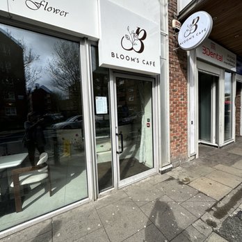 Blooms Cafe - Outside - Breakfast & Brunch Near Me - Bray, WW