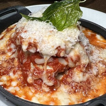 Lupo Rosso - Pizza Near Me - Long Island City, New York