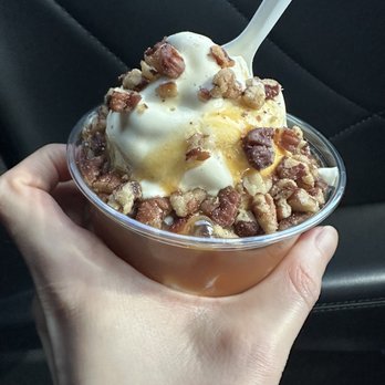 Sugar & Spice - Sundae with salted caramel & pecans - Ice Cream & Frozen Yogurt Near Me - Pittsburgh, Pennsylvania