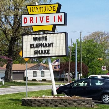 Ivanhoe's Drive In - Old sign calling your attention to the place - Ice Cream & Frozen Yogurt Near Me - Upland, Indiana
