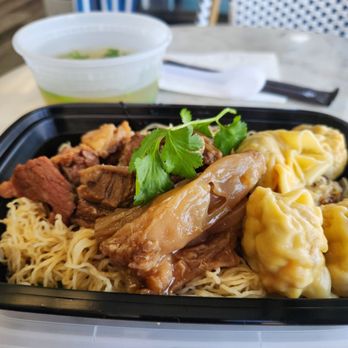 Hong Coffee & Bakery - Beef Stew with Wonton Lo Mein - Cantonese Near Me - Monterey Park, California Hong Coffee & Bakery - Beef Stew with Wonton Lo Mein - Cantonese Near Me - Monterey Park, California