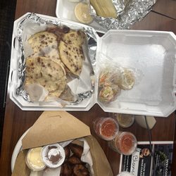 La Pupusona 2 - Revueltas Pupusa (Mix) Tamales de Elote Platanos Fritos con Frijol & Crema