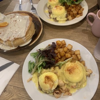 Aloha Kitchen - Kalua pork and lobster Eggs Benedict with Coconut Mac Souffle - Breakfast & Brunch Near Me - Honolulu, Hawaii Aloha Kitchen - Kalua pork and lobster Eggs Benedict with Coconut Mac Souffle - Breakfast & Brunch Near Me - Honolulu, Hawaii