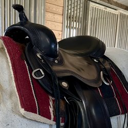Charlotte's Saddlery - Saddle with a different saddle blanket than I use.