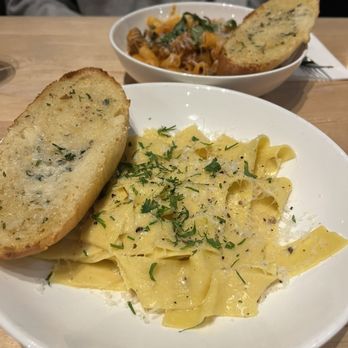 Grassa - Pasta with a side of garlic bread - Salad Near Me - Vancouver, Washington