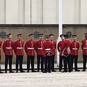 Buckingham Palace - The guards - Landmarks & Historical Buildings Near Me - London, XGL Buckingham Palace - The guards - Landmarks & Historical Buildings Near Me - London, XGL