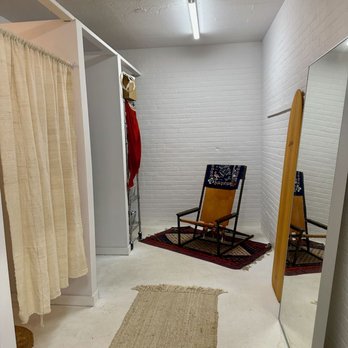 450 Dufferin Cafe - Change room. - Cafes Near Me - Toronto, Ontario