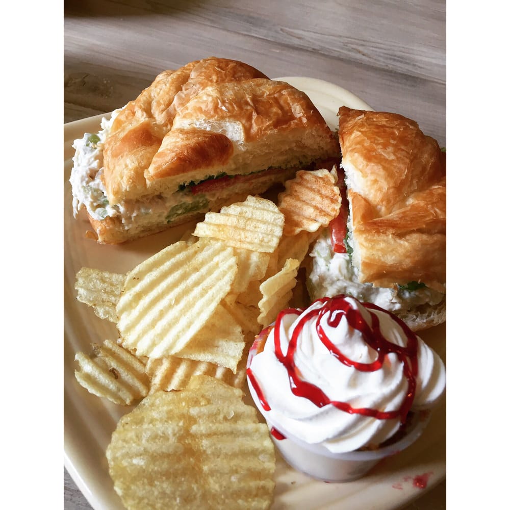 City Hall Cheesecake Logo