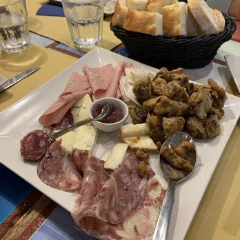 Trattoria Il Giova - The fried porcini (top right) was not cleaned properly and had bits of sand throughout. - Italian Near Me - Florence, FI Trattoria Il Giova - The fried porcini (top right) was not cleaned properly and had bits of sand throughout. - Italian Near Me - Florence, FI