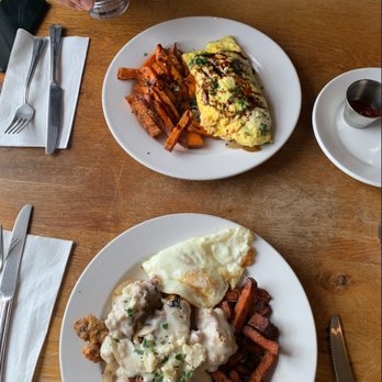 Chow - Captain Duane's Country Fried Steak and Herbivore Omelette - Breakfast & Brunch Near Me - Bend, Oregon