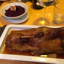 Nibelungenhof - Eine mit Knödel gefüllte halbe Ente mit Blaukraut