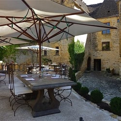 Restaurant du Château - La cour avec ses quelques tables