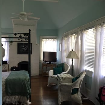 Sugar Magnolia Bed & Breakfast - Garden room - Hotels Near Me - Atlanta, Georgia Sugar Magnolia Bed & Breakfast - Garden room - Hotels Near Me - Atlanta, Georgia