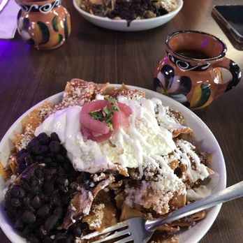 Con Huevos - Chilaquiles rojos y verdes con Cafe De La Olla - Breakfast & Brunch Near Me - Hawthorne, California