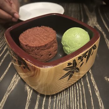 Nobu Chicago - IMPERIAL MATCHA GELATO WITH CHOCOLATE COOKIE CRUNCH (12 oz) - Japanese Near Me - Chicago, Illinois