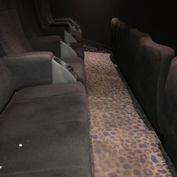 Cinestar - Leider reichlich abgewohnt und dreckig. Es fehlt Konkurrenz. Das Cinecitta in Nürnberg ist  mal sauberer und besser