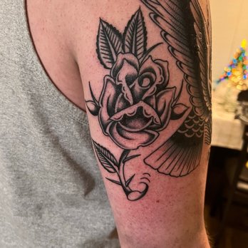 Ivy Room Tattoo - Freehand traditional rose done by Scott @Scotttatts on instagram - Tattoo Near Me - Laguna Hills, California Ivy Room Tattoo - Freehand traditional rose done by Scott @Scotttatts on instagram - Tattoo Near Me - Laguna Hills, California