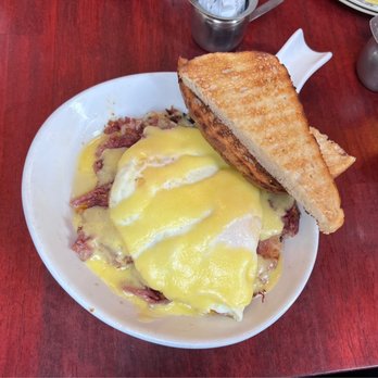 Toast - Milwaukee - Corn beef hash skillet - Breakfast & Brunch Near Me - Milwaukee, Wisconsin Toast - Milwaukee - Corn beef hash skillet - Breakfast & Brunch Near Me - Milwaukee, Wisconsin