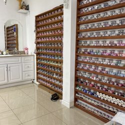 Kt's Nails & Spa - Color wall