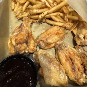Buffalo Wild Wings - 6 Traditional Wings - American Near Me - Honolulu, Hawaii Buffalo Wild Wings - 6 Traditional Wings - American Near Me - Honolulu, Hawaii