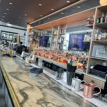 Loch Bar - Indoor bar - Seafood Near Me - Baltimore, Maryland