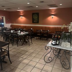 Village Green Pizza Restaurant - Dining Area