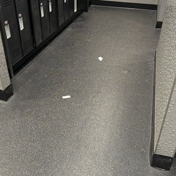 Planet Fitness - Pasillos a los vestidores con basura - Gyms Near Me - Perris, California Planet Fitness - Pasillos a los vestidores con basura - Gyms Near Me - Perris, California
