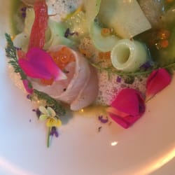 Roh marinierte Forelle aus der Gegend, Gurke, Weisses Tomatenmousse, Basilikumsorbet (der Brüller!!!!)