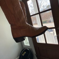 Man Mur Shoe Shop