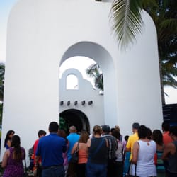 Iglesia de la Quinta Avenida - Sunday mass spilling out to the streets