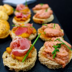 La Marmite Mobile - Toasts caviar de courgette & Jambon Serrano Toasts filet américain # traiteur #LaMarmiteMobile